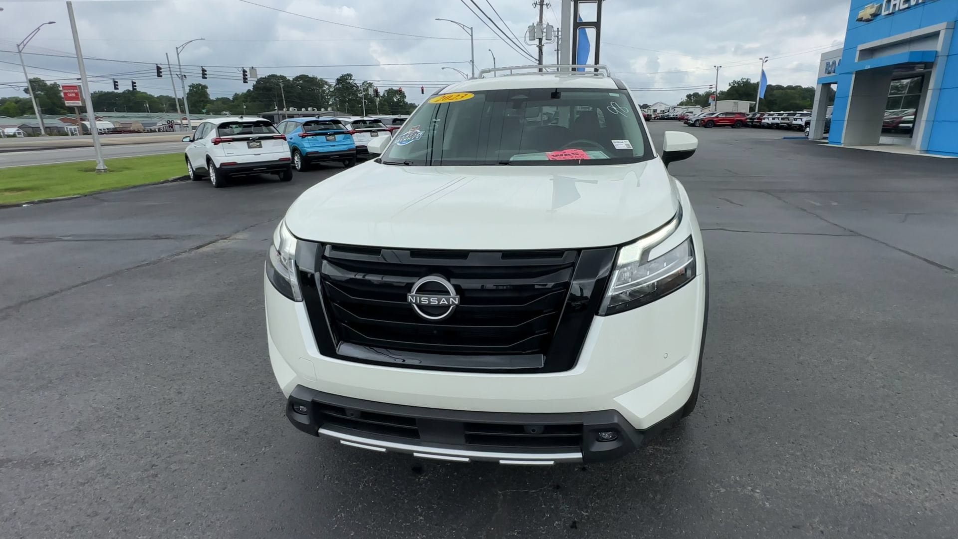 Used 2023 Nissan Pathfinder SL AWD/4WD image 3