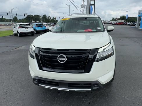 Used 2023 Nissan Pathfinder SL AWD/4WD image 3
