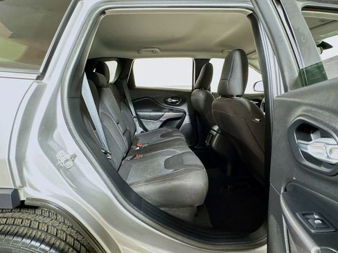 Used 2019 Jeep Cherokee Latitude w/ Popular Appearance Group image 24