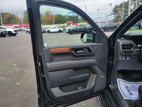 Used 2025 GMC Yukon XL Denali w/ Denali Reserve Package image 9