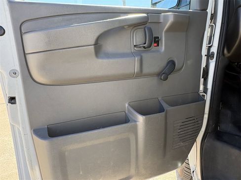 Used 2009 Chevrolet Express 2500 image 10