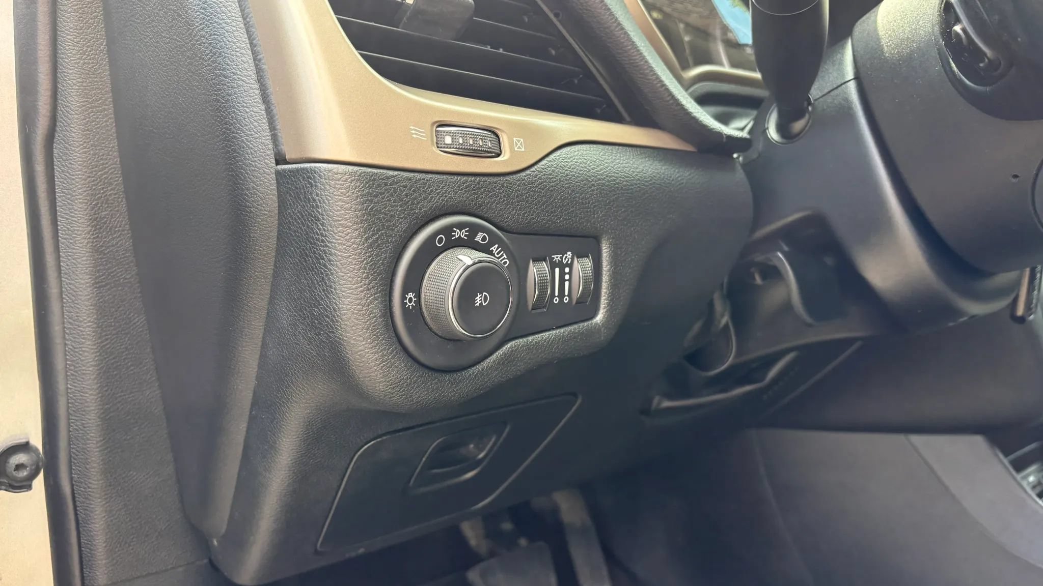 Used 2017 Jeep Cherokee Latitude AWD/4WD image 17