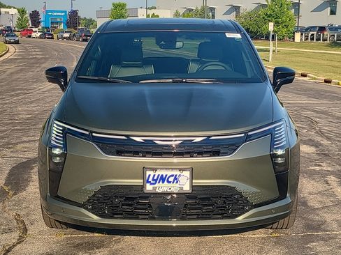 New 2027 Chrysler Pacifica Limited w/ Family Tech Group AWD/4WD image 7