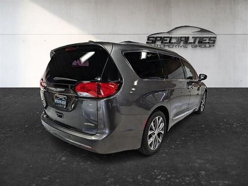 Used 2017 Chrysler Pacifica Limited w/ UConnect Theater Package FWD image 9