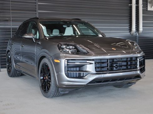 Certified 2025 Porsche Cayenne GTS AWD/4WD image 7