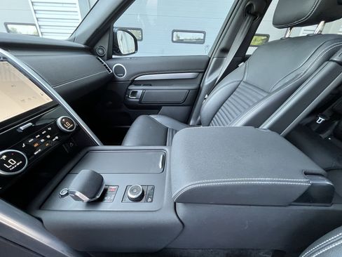 Used 2025 Land Rover Discovery Dynamic SE AWD/4WD image 25