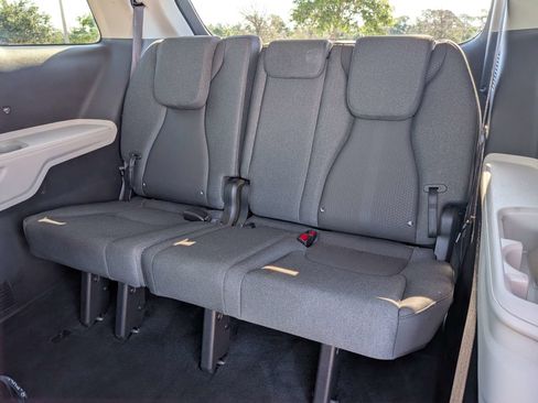 Used 2022 Kia Carnival LX FWD image 16