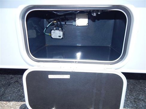 Used 2022 Ford E-450 and Econoline 450 Super Duty w/ Motorhome Prep Package image 17