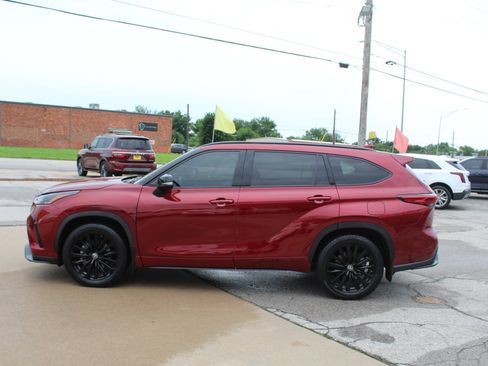 Used 2023 Toyota Highlander XSE FWD image 9