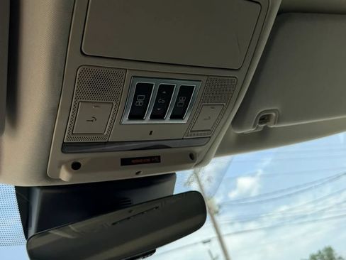 Used 2020 Land Rover Discovery Landmark AWD/4WD image 19