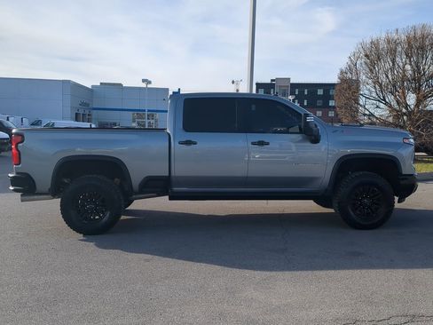 Used 2025 Chevrolet Silverado 2500 ZR2 w/ Technology Package image 9