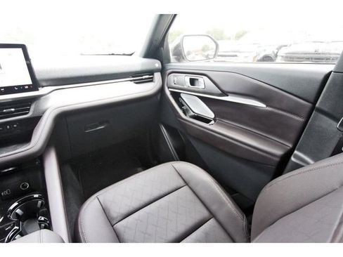 Used 2026 Ford Explorer Platinum image 9