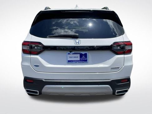 Used 2025 Honda Pilot Touring image 5