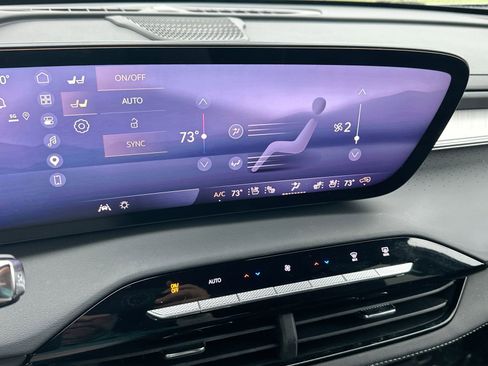 Used 2025 Buick Enclave Avenir w/ Super Cruise Package FWD image 19