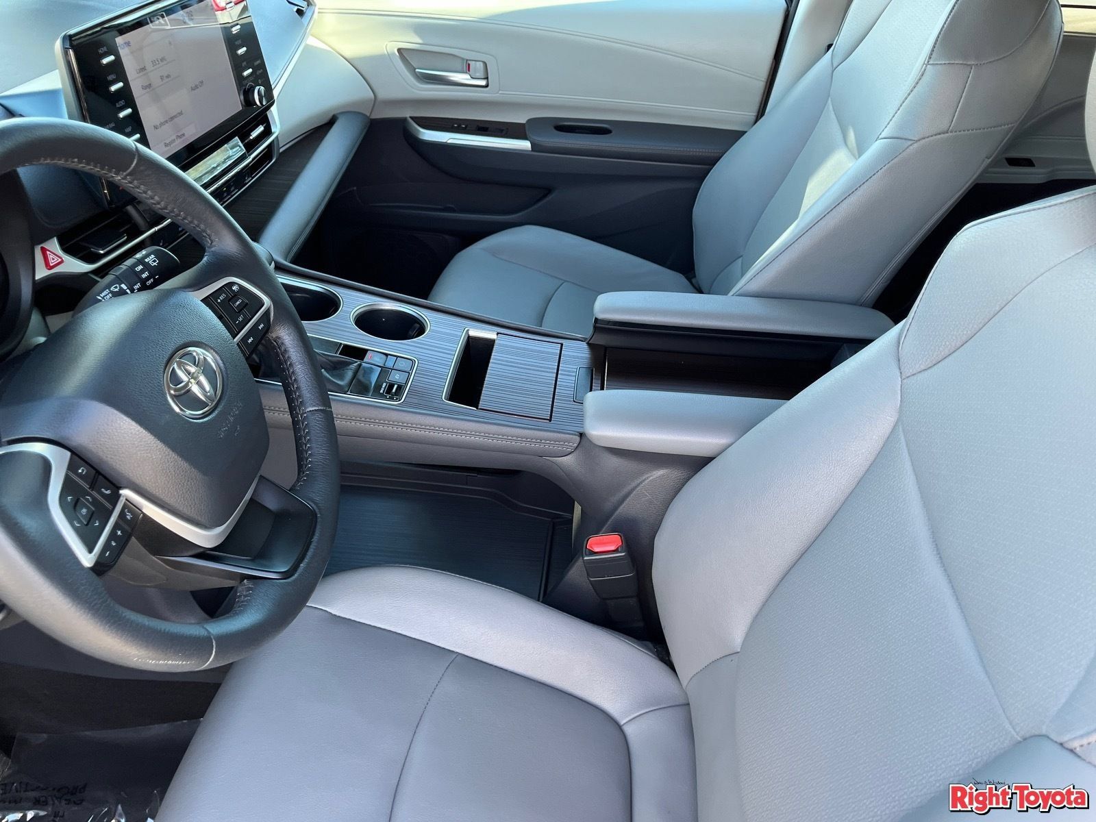 Certified 2024 Toyota Sienna XLE FWD image 21