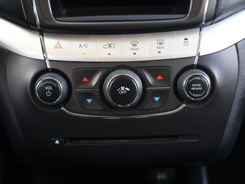 Used 2017 Dodge Journey SXT w/ Comfort/Convenience Group FWD image 29