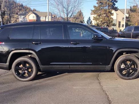 New 2025 Jeep Grand Cherokee L Laredo image 2