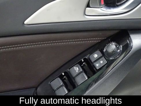 Used 2018 MAZDA MAZDA3 Touring image 11