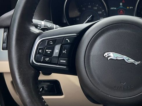 Used 2016 Jaguar XF Premium image 45