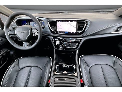 Used 2026 Chrysler Pacifica Premium FWD image 19