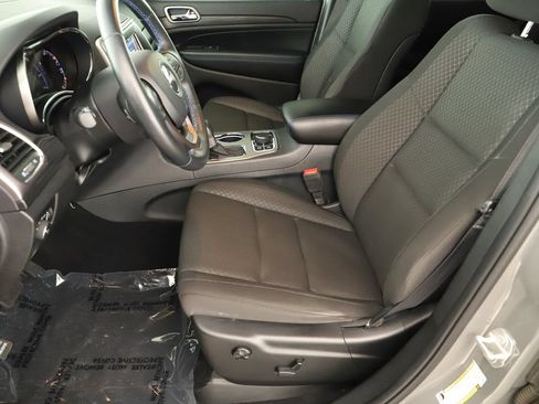 Used 2019 Jeep Grand Cherokee Laredo AWD/4WD image 23