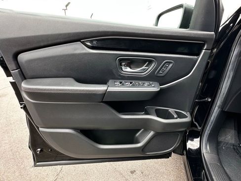 Used 2025 Honda Pilot TrailSport image 19