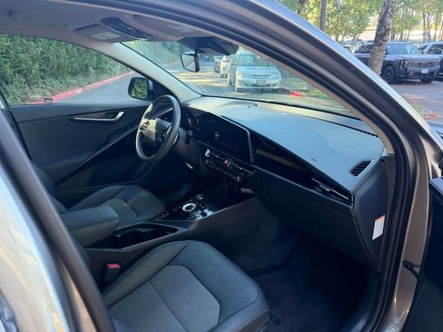 Certified 2024 Kia Niro Wind w/ Wind Preserve Package FWD image 18