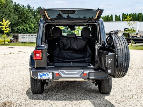 Used 2025 Jeep Wrangler Unlimited Sahara AWD/4WD image 7