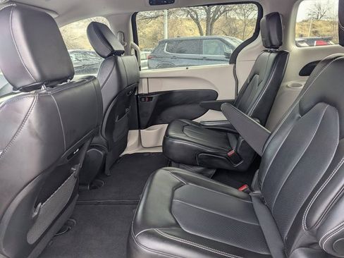 Used 2024 Chrysler Pacifica Touring-L image 28