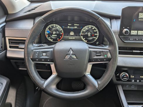 Used 2023 Mitsubishi Outlander SE FWD image 28