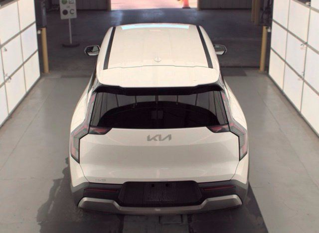 Certified 2024 Kia EV9 Light Long Range RWD image 6