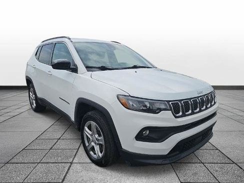 Used 2024 Jeep Compass Latitude AWD/4WD image 3