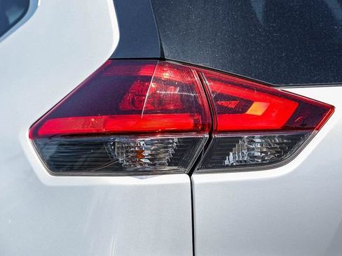 Used 2018 Nissan Rogue SL FWD image 10