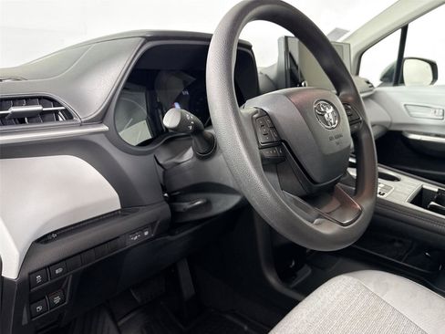 Certified 2026 Toyota Sienna LE FWD image 4