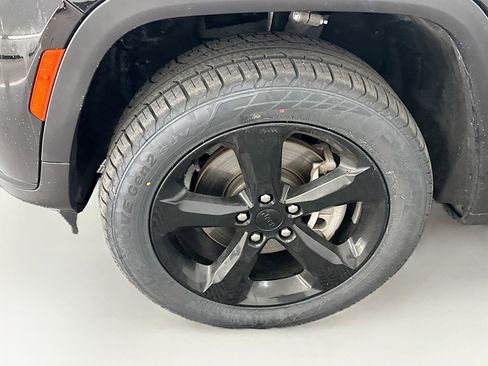 Used 2023 Jeep Grand Cherokee L Laredo image 11