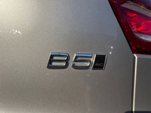 Certified 2023 Volvo XC40 B5 Plus w/ Climate Package image 9