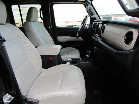 Used 2022 Jeep Wrangler Unlimited Sahara AWD/4WD image 13