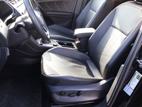 Used 2022 Volkswagen Tiguan SE w/ Panoramic Sunroof Package image 41