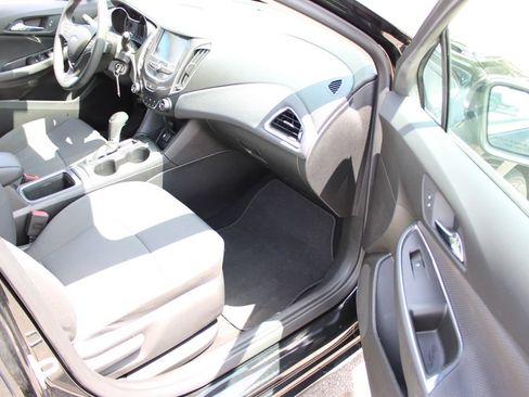 Certified 2018 Chevrolet Cruze LT FWD image 38