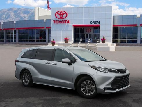 Used 2021 Toyota Sienna XLE image 1