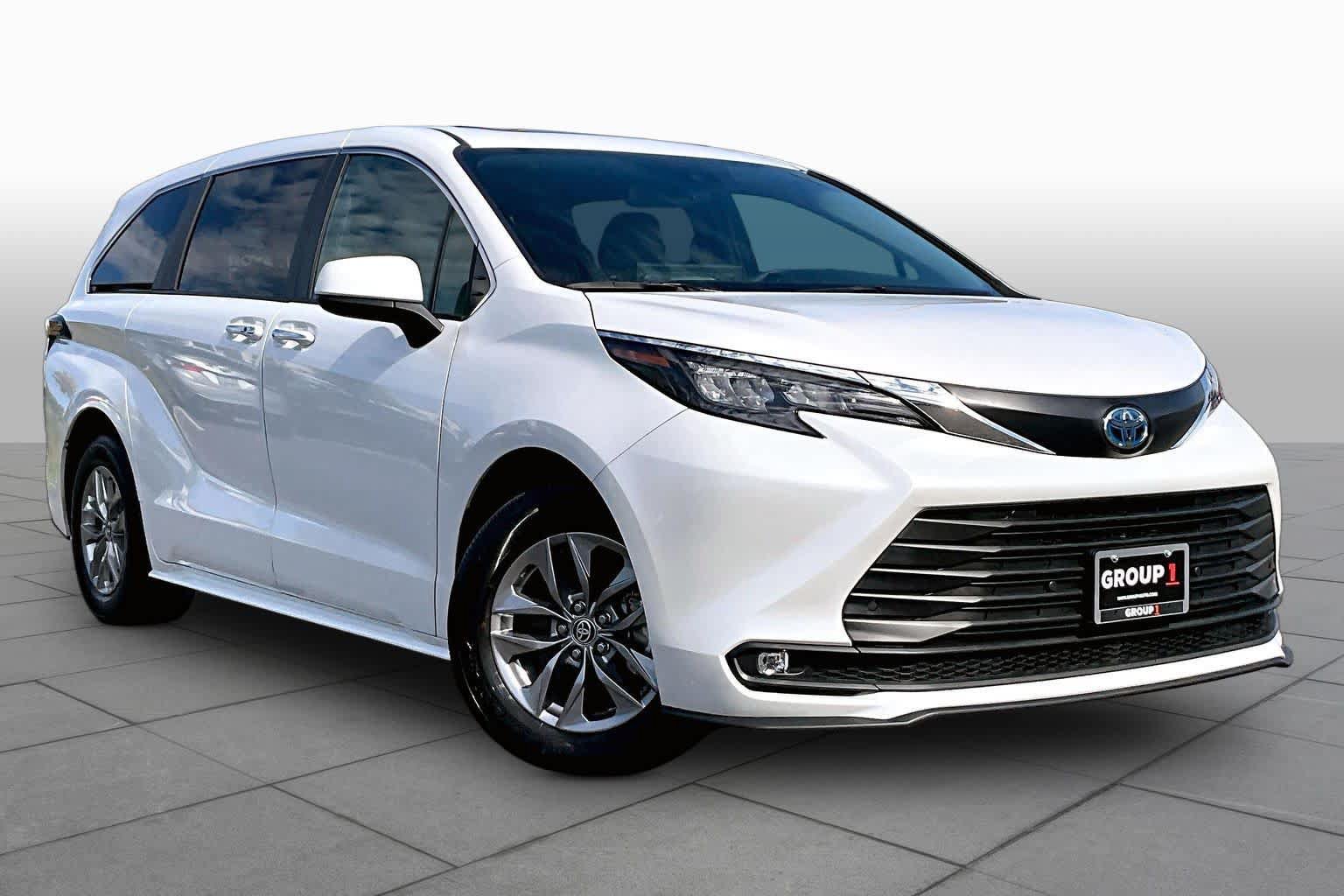 Used 2025 Toyota Sienna XLE FWD image 3