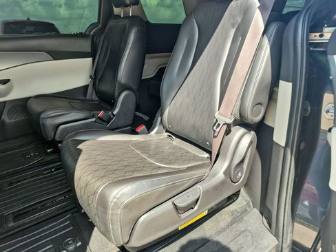 Used 2022 Kia Carnival LX FWD image 28