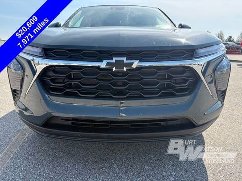 Used 2025 Chevrolet Trax LS w/ LS Convenience Package FWD image 10