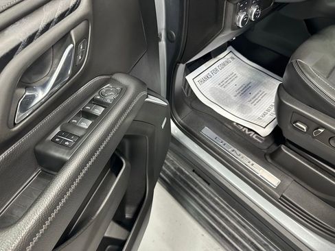 Used 2023 GMC Yukon XL Denali AWD/4WD image 9
