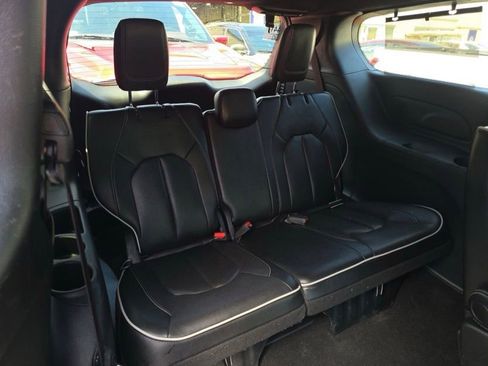 Used 2025 Chrysler Pacifica Limited FWD image 16