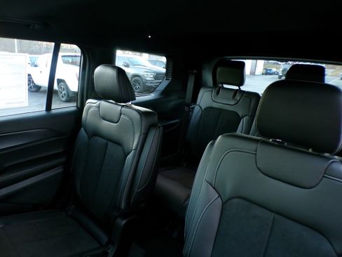 New 2025 Jeep Grand Cherokee L Altitude image 10