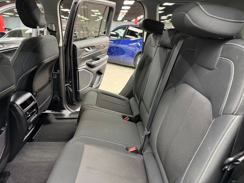Used 2022 Jeep Grand Cherokee Laredo w/ Luxury Tech Group I RWD image 38
