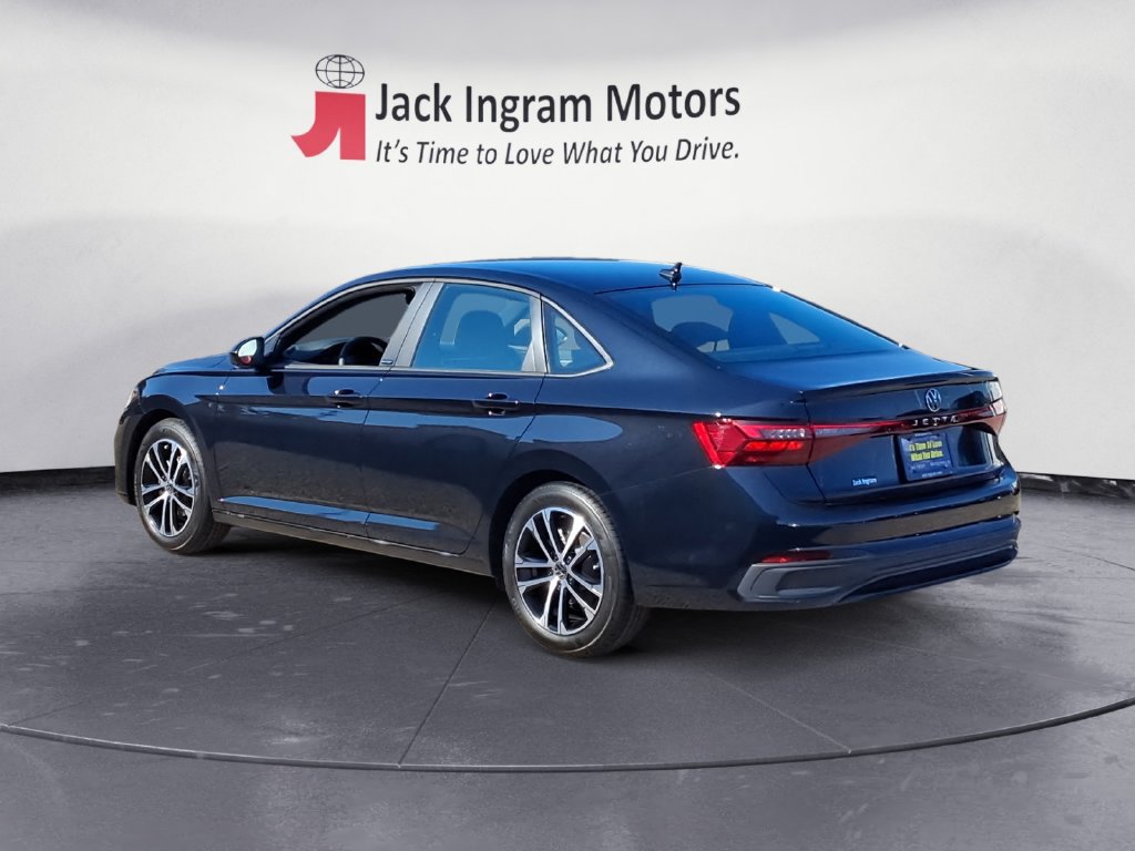 Used 2025 Volkswagen Jetta Sport FWD image 3