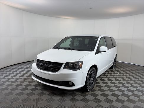 Used 2018 Dodge Grand Caravan SE image 2