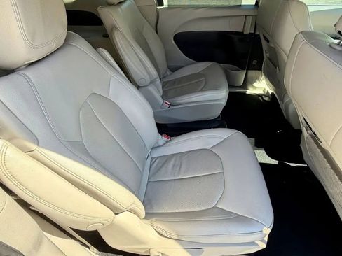 Used 2021 Chrysler Pacifica Touring-L FWD image 17